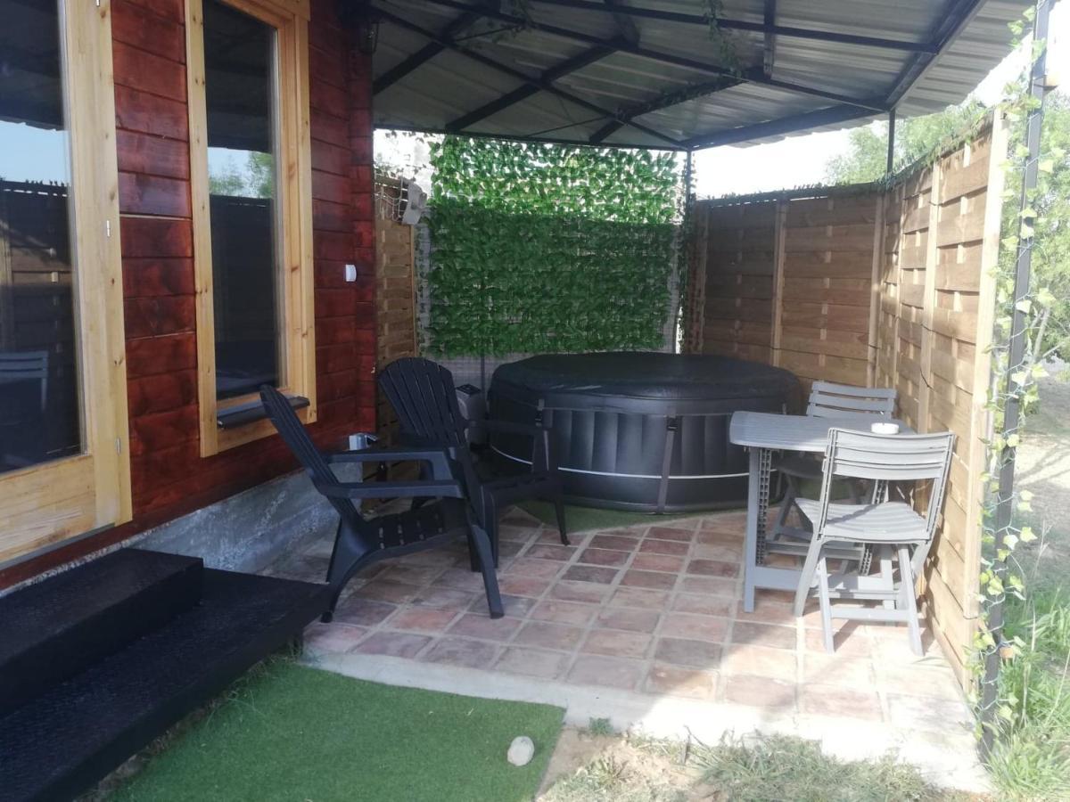 Charmant Chalet Pour 2 Personnes Spa Prive Massillargues-Attuech 外观 照片